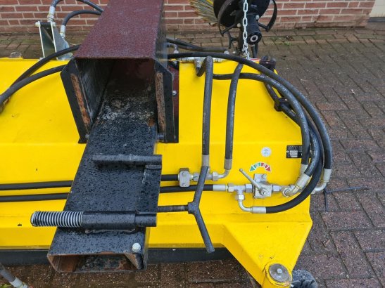 MTS bezem met lepel insteek MTS bezem met lepel insteek 2018 2 image 7