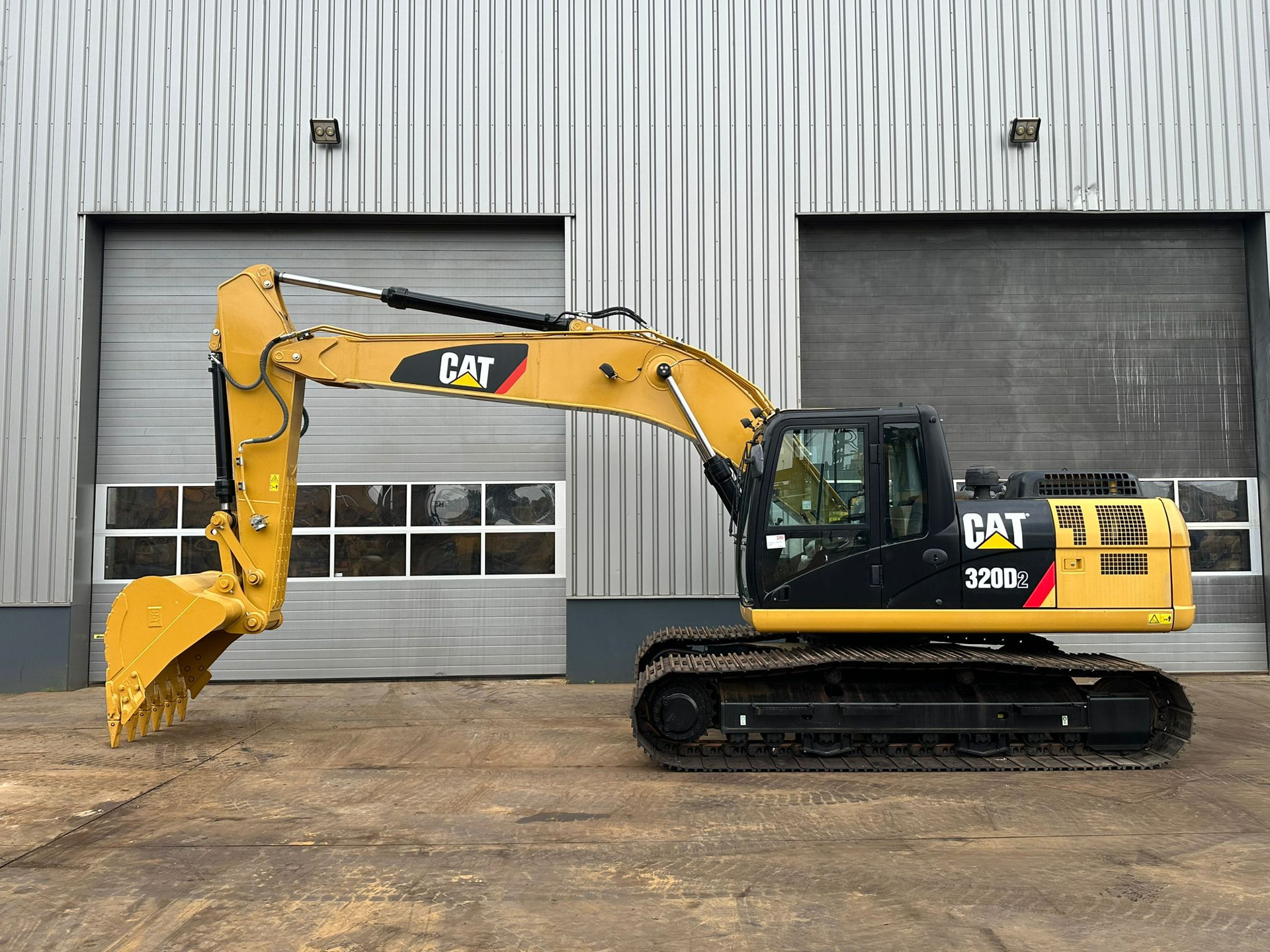 Caterpillar 320D2 image