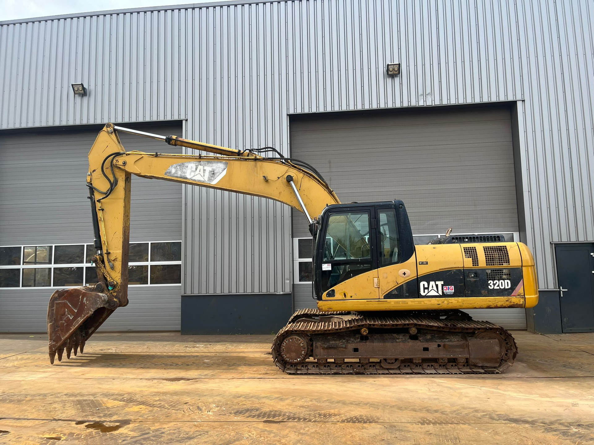 Caterpillar 320D - bucket with teeth image