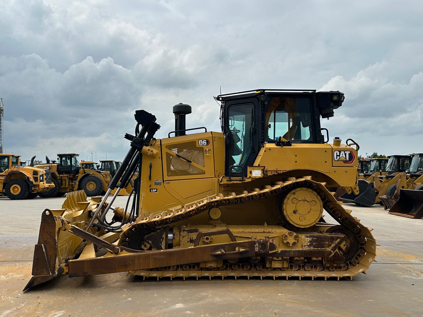 Caterpillar D6 LGP image