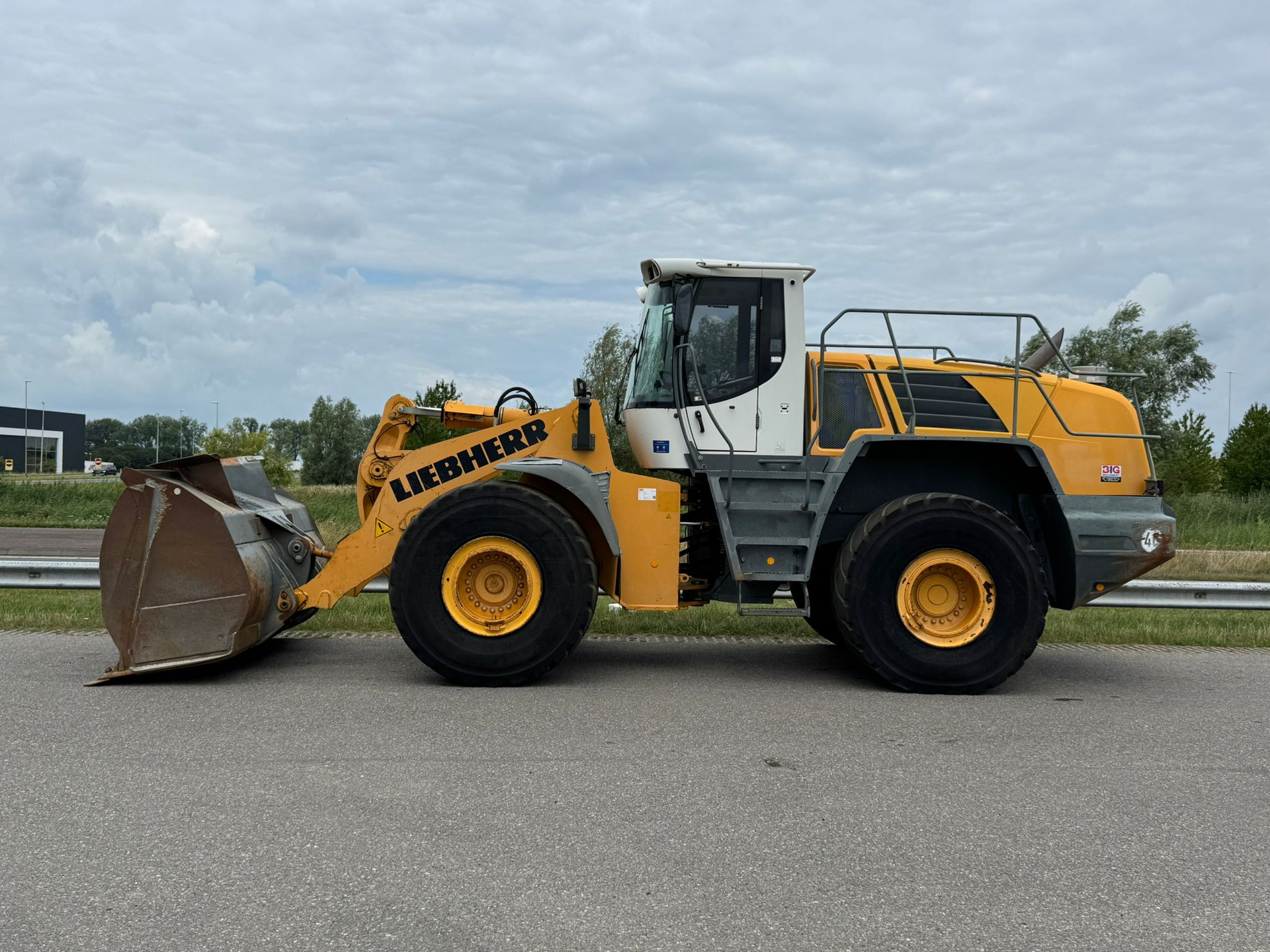Liebherr L566 2plus2 image