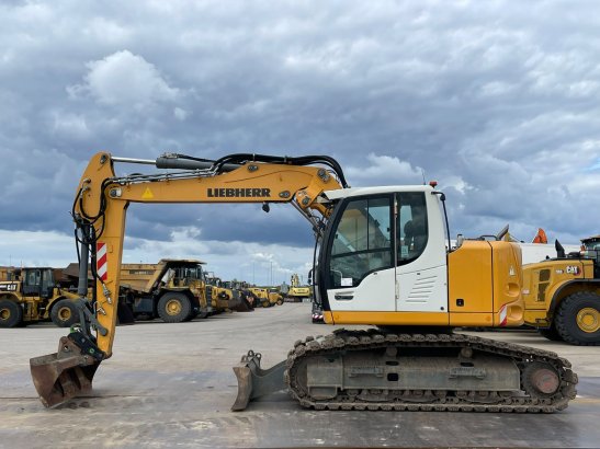 Liebherr R914 Compact Litronic R914 Compact Litronic 2017 2 Crawler Excavators image 16