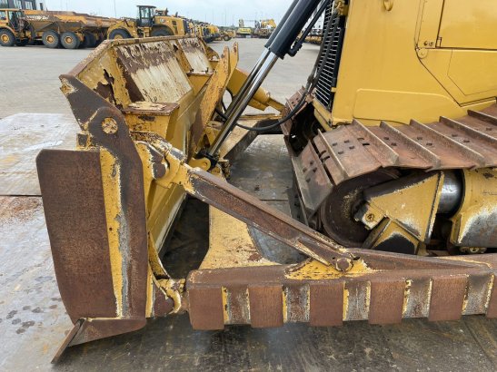 Caterpillar D6T LGP D6T LGP 2011 2 Dozers image 25