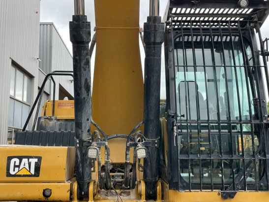 Caterpillar 330 07A 42 2019 2 Crawler Excavators image 10