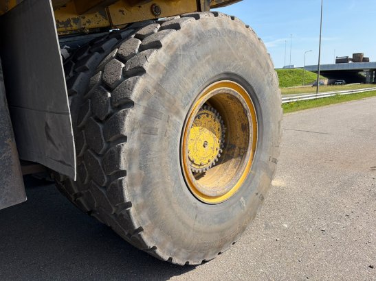Komatsu HD605 HD605 2005 2 Dump Truck image 15