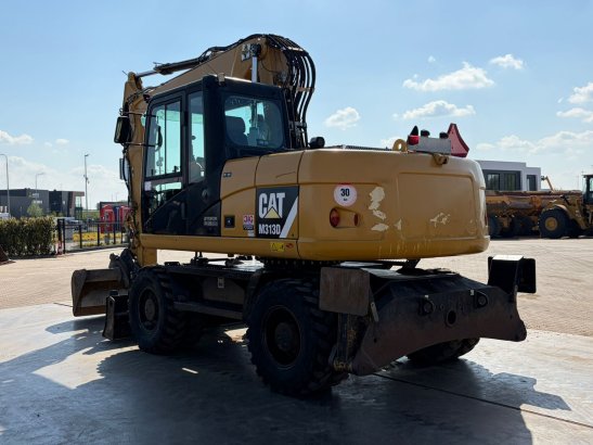 Caterpillar M313D VA - Outriggers + Blade M313D VA - Outriggers + Blade 2012 2 Wheeled Excavators image 3