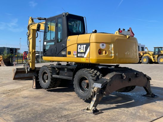 Caterpillar M313D VA - Outriggers + Blade M313D VA - Outriggers + Blade 2012 2 Wheeled Excavators image 3
