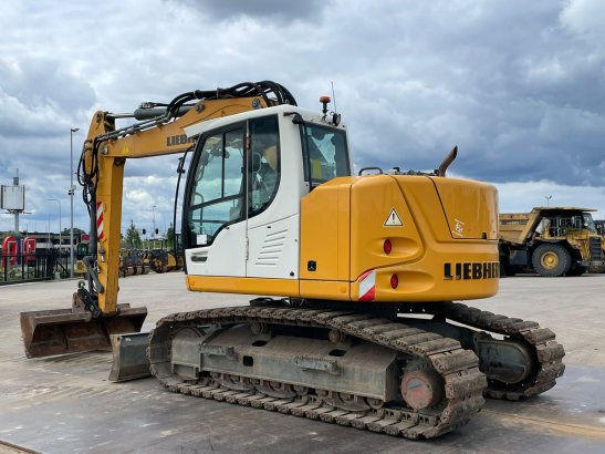 Liebherr R914 Compact Litronic R914 Compact Litronic 2017 2 Crawler Excavators image 3