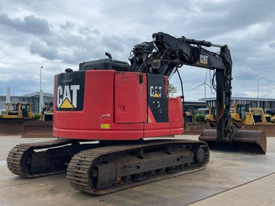 Caterpillar 325 F LCR 38 2016 2 Crawler Excavators image 20