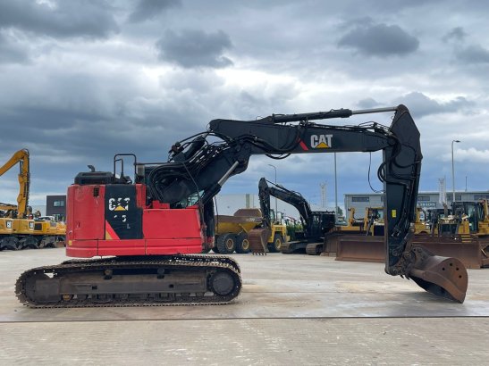 Caterpillar 325 F LCR 38 2016 2 Crawler Excavators image 6