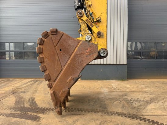 Caterpillar 374FL 374FL 2013 2 Crawler Excavators image 39