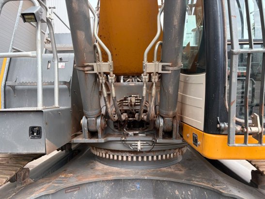 Liebherr R945 S-HD R945 S-HD 2021 2 Crawler Excavators image 24