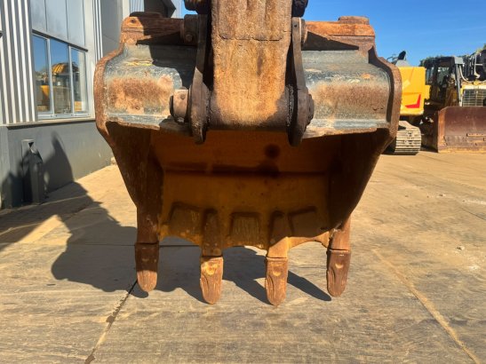 Komatsu PC360LC-11E0 PC360LC-11E0 2021 2 Crawler Excavators image 9