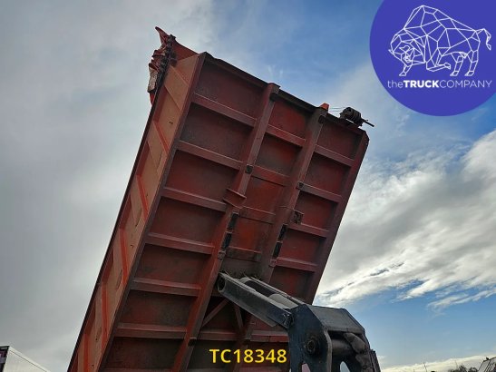 Mercedes-Benz Actros 3235 Mercedes-Benz Actros 3235 2002 2 Tipper trucks image 11