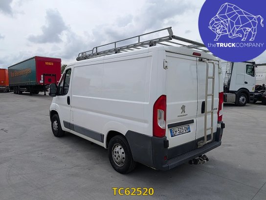 Peugeot Boxer Boxer 3t3 2l blue hdi 110 pack Peugeot Boxer 3t3 2l blue hdi 110 pack 2016 2 Closed vans image 3