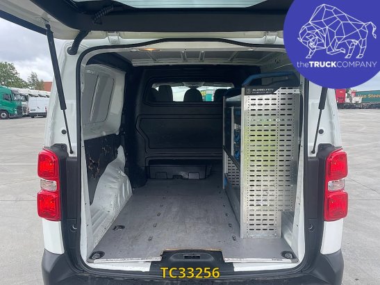 Opel Vivaro 2.0 CDTI DUBBELE CABINE - 5 ZITPLAATSEN Opel Vivaro 2.0 CDTI DUBBELE CABINE - 5 ZITPLAATSEN 2021 2 Closed vans...